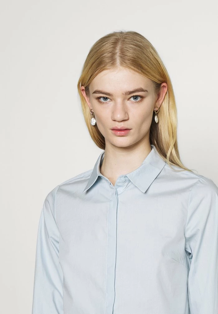 YASBELLA - Chemisier - Baby Blue 5 YASBELLA - Chemisier - Baby Blue – Image 5