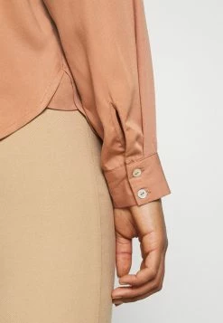 YASSALINA - Chemisier - Mocha Mousse -YAS Soldes Boutique 146429a9c9254c7da437b852d490a064