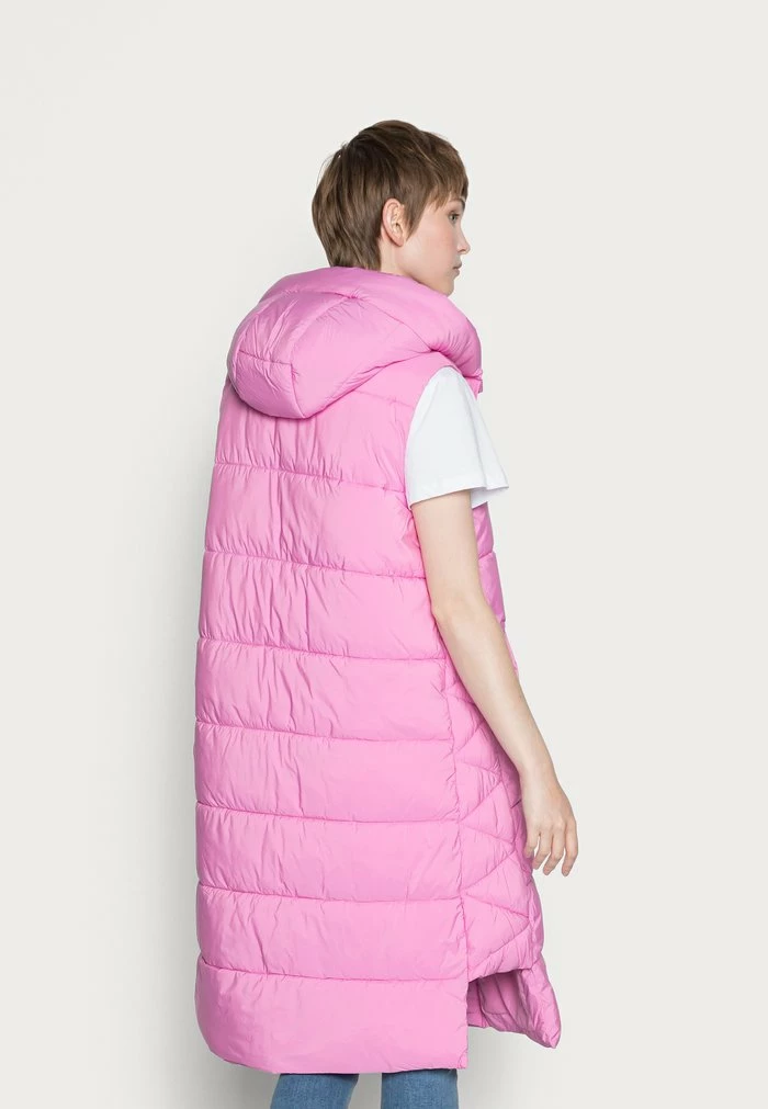 YASLIRA PADDED VEST - Veste Sans Manches - Fuchsia Pink 3 YASLIRA PADDED VEST - Veste Sans Manches - Fuchsia Pink – Image 3
