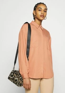 YASSALINA - Chemisier - Mocha Mousse -YAS Soldes Boutique 4b384f78bf1745c2a5c6eb467e65281c