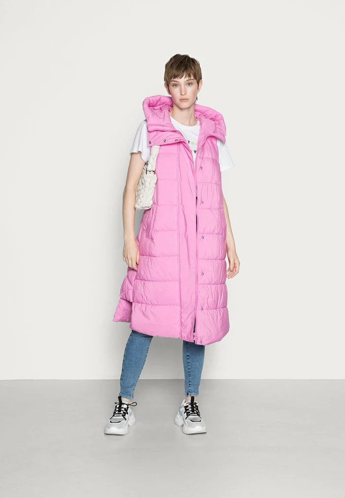 YASLIRA PADDED VEST - Veste Sans Manches - Fuchsia Pink 2 YASLIRA PADDED VEST - Veste Sans Manches - Fuchsia Pink – Image 2