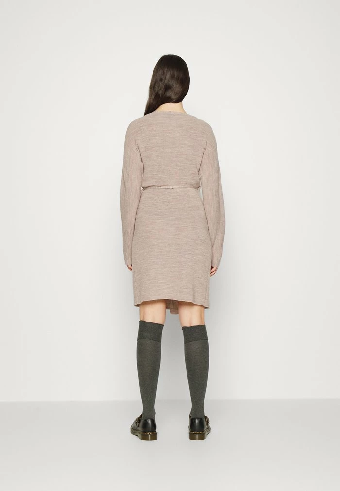 YASBETH KNIT WRAP DRESS - Robe Pull - Crystal Gray 3 YASBETH KNIT WRAP DRESS - Robe Pull - Crystal Gray – Image 3