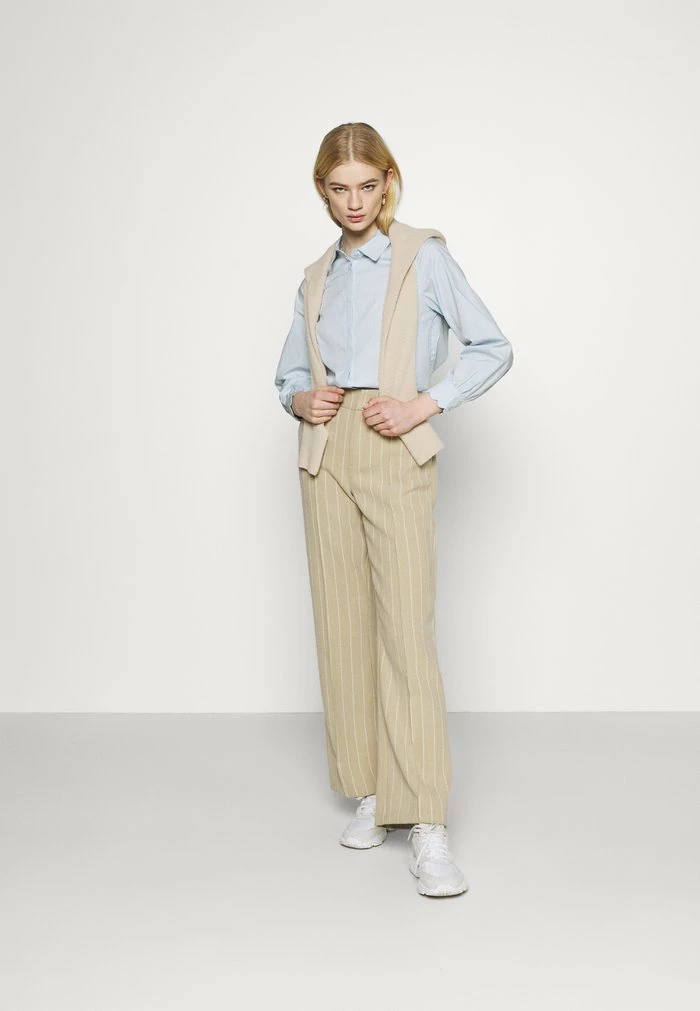 YASBELLA - Chemisier - Baby Blue 2 YASBELLA - Chemisier - Baby Blue – Image 2