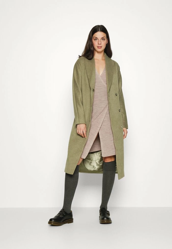 YASVERTIRA COAT - Manteau Classique - Vetiver 2 YASVERTIRA COAT - Manteau Classique - Vetiver – Image 2