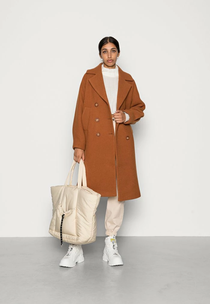 YASCARA COAT - Manteau Classique - Caramel Cafe 2 YASCARA COAT - Manteau Classique - Caramel Cafe – Image 2