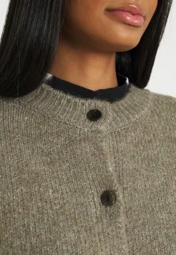 YAS Gilet - Vetiver 9 YAS Gilet - Vetiver -YAS Soldes Boutique b3c7ebdd3e8b4d35ad800d5c08e776f5