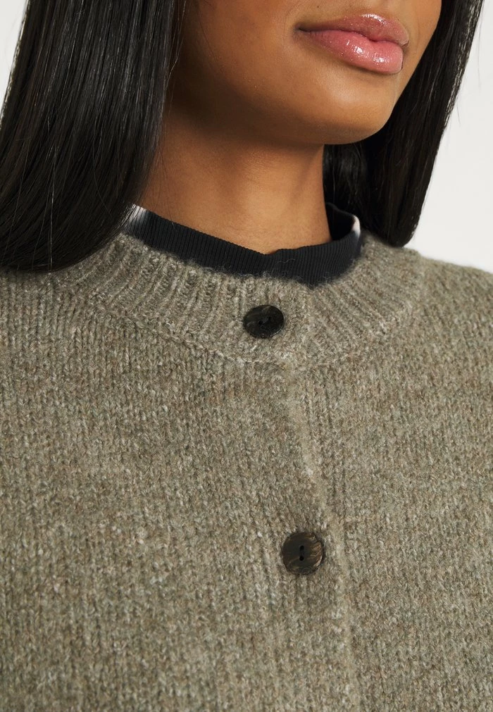 YAS Gilet - Vetiver 5 YAS Gilet - Vetiver – Image 5