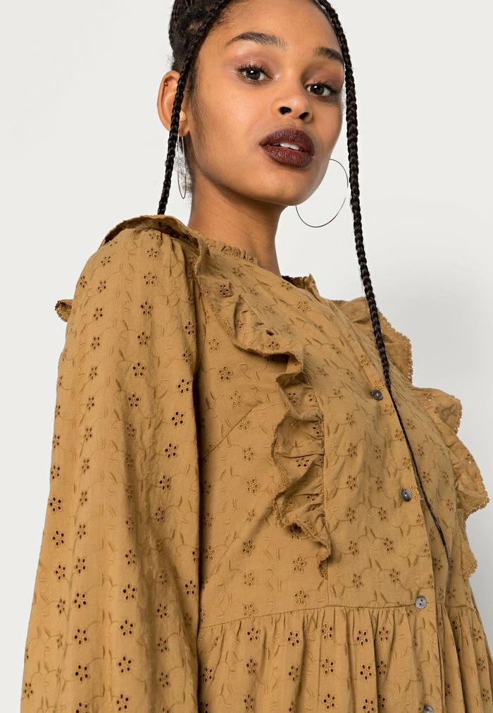 YASSANNA DRESS - Robe Chemise - Dull Gold 5 YASSANNA DRESS - Robe Chemise - Dull Gold – Image 5