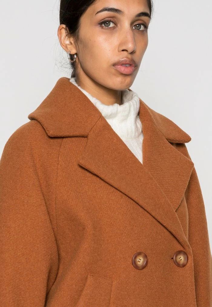 YASCARA COAT - Manteau Classique - Caramel Cafe 5 YASCARA COAT - Manteau Classique - Caramel Cafe – Image 5