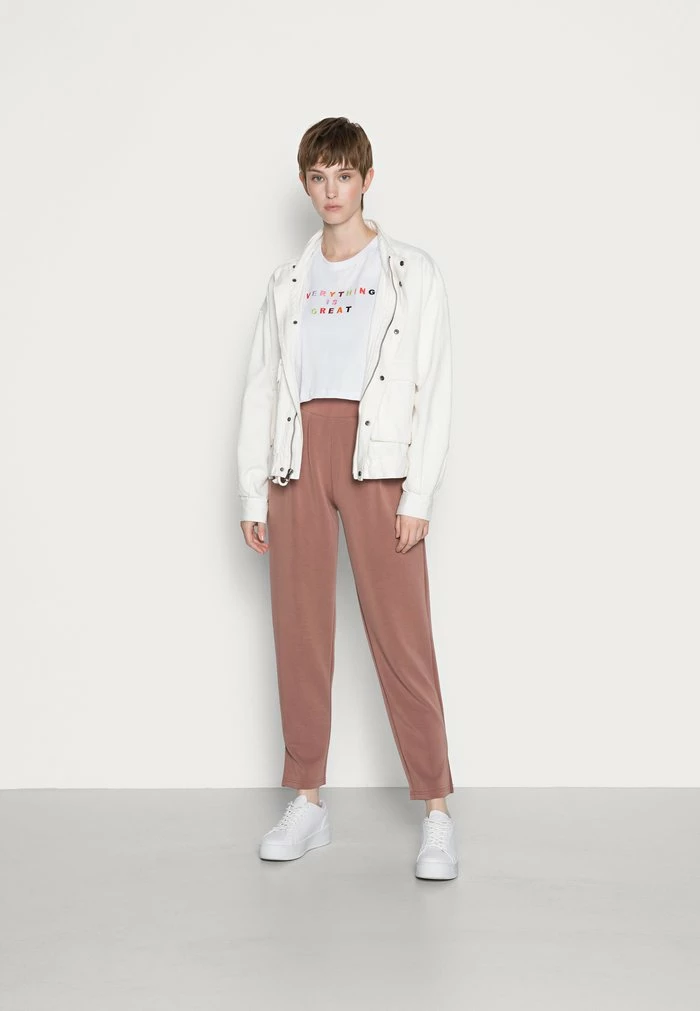 YASCOMO ANKLE PANT ICON - Pantalon De Survêtement - Cognac 2 YASCOMO ANKLE PANT ICON - Pantalon De Survêtement - Cognac – Image 2