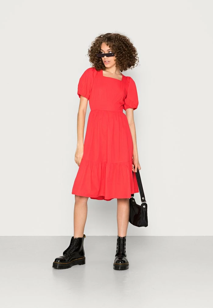 YASSCOOPA DRESS - Robe De Soirée - Hibiscus 2 YASSCOOPA DRESS - Robe De Soirée - Hibiscus – Image 2