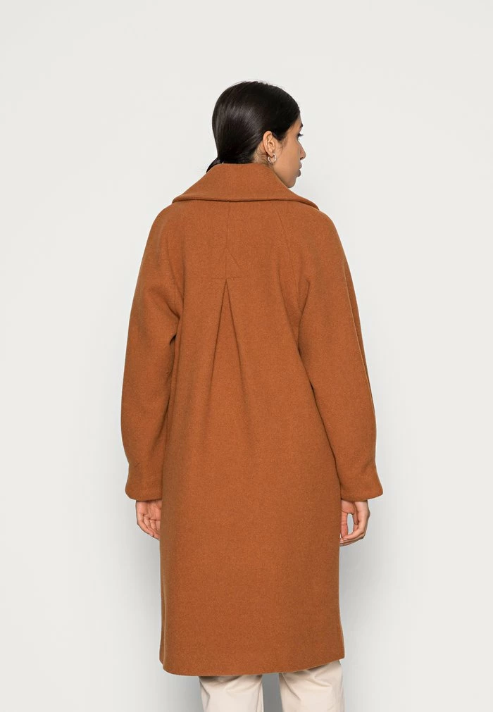 YASCARA COAT - Manteau Classique - Caramel Cafe 3 YASCARA COAT - Manteau Classique - Caramel Cafe – Image 3